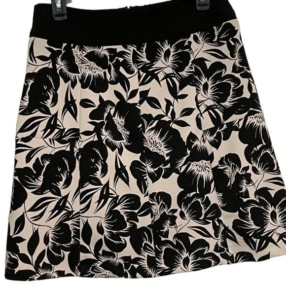 Worthington Black Floral Sporty Mini Zipper Skirt Size 4 - Picture 3 of 4